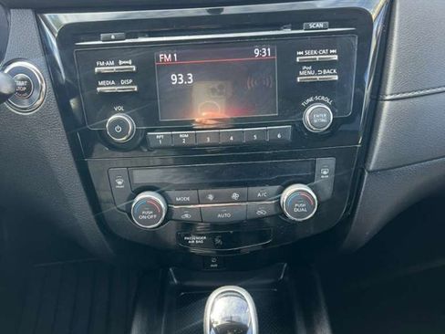 Used 2017 Nissan Rogue SV image 31