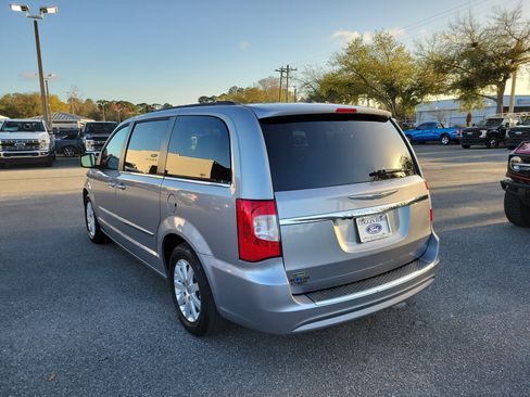 Used 2016 Chrysler Town & Country Touring image 2