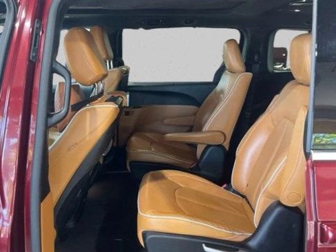 Used 2021 Chrysler Pacifica Pinnacle FWD image 16