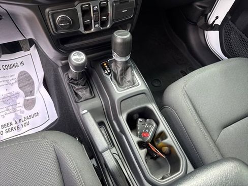 Used 2023 Jeep Gladiator Sport AWD/4WD image 18