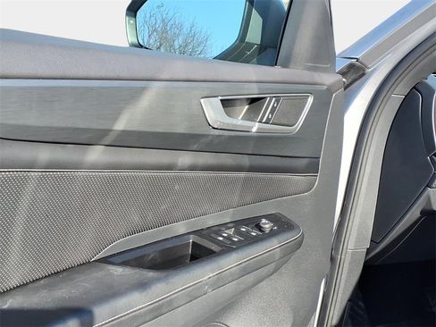 Used 2024 Volkswagen Atlas Cross Sport SE image 7