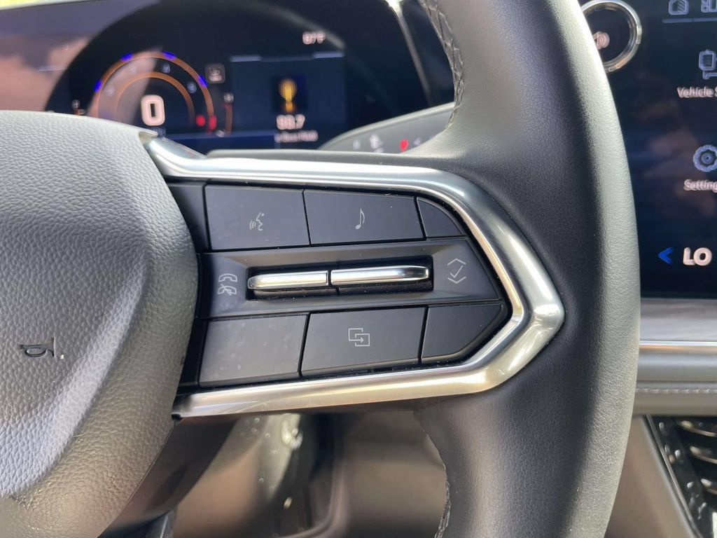 Used 2025 Chevrolet Suburban Z71 AWD/4WD image 19