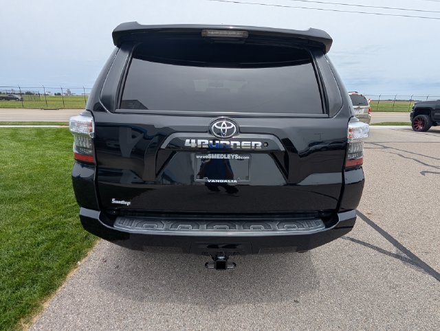 Used 2018 Toyota 4Runner SR5 AWD/4WD image 9