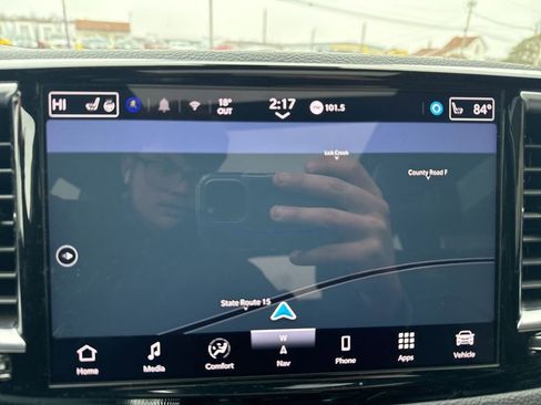 Used 2025 Chrysler Pacifica Limited image 4