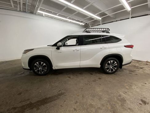 Used 2021 Toyota Highlander XLE image 3