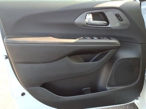 New 2026 Chrysler Pacifica Select image 10