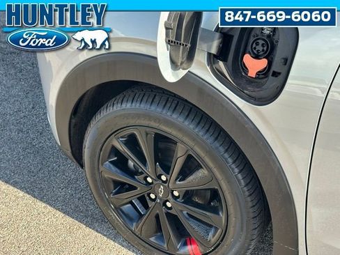 Used 2023 Chevrolet Bolt EUV Premier w/ Sun & Sound Package FWD image 9