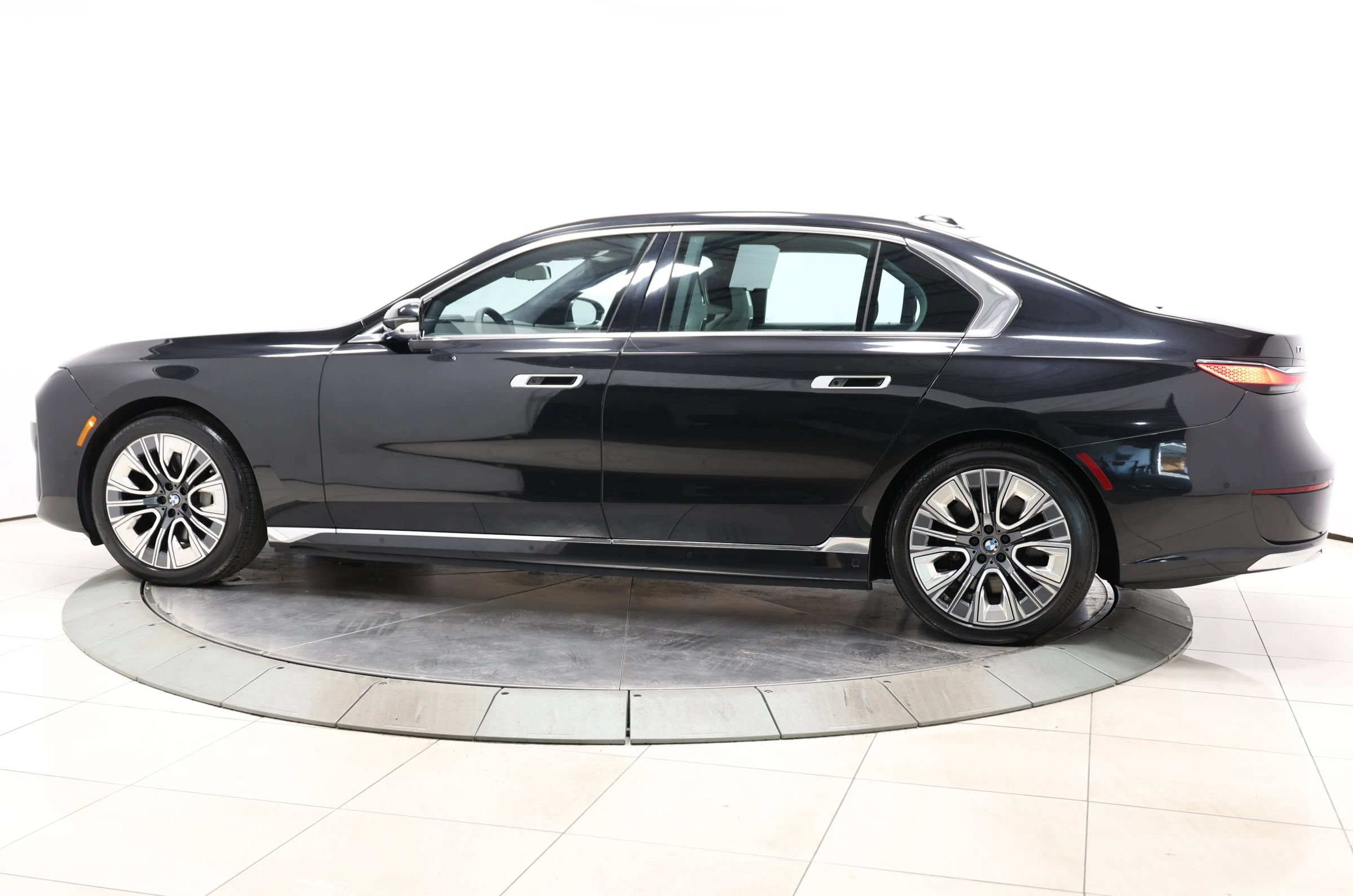 Used 2023 BMW i7 xDrive60 AWD/4WD image 10