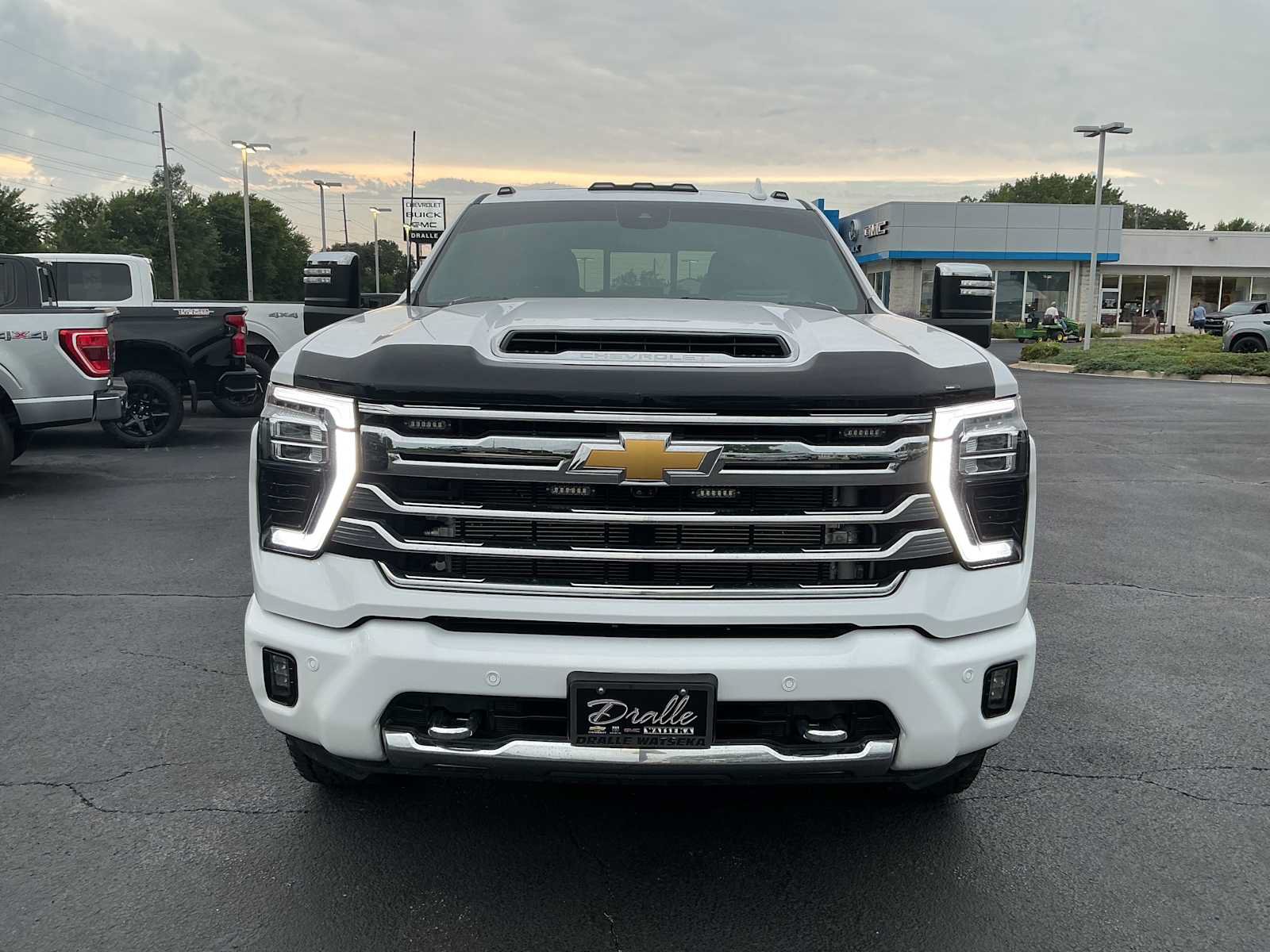 Used 2024 Chevrolet Silverado 2500 High Country w/ High Country Premium Package AWD/4WD image 2
