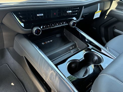 Used 2026 Chevrolet Suburban Premier image 35