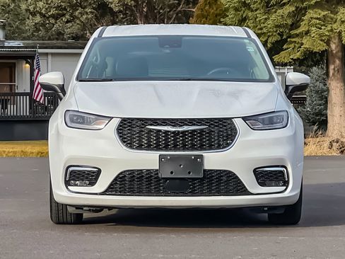 Used 2023 Chrysler Pacifica Touring-L image 10