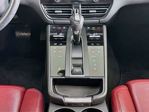 Certified 2024 Porsche Macan AWD/4WD image 10