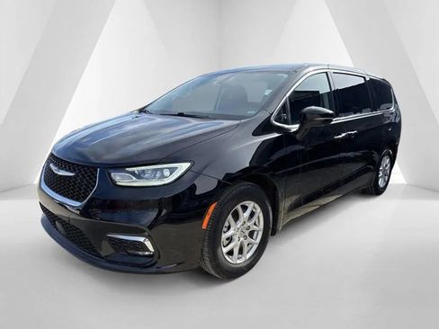 Used 2024 Chrysler Pacifica Touring-L FWD image 3