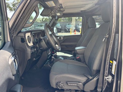 Used 2025 Jeep Wrangler Sahara image 27