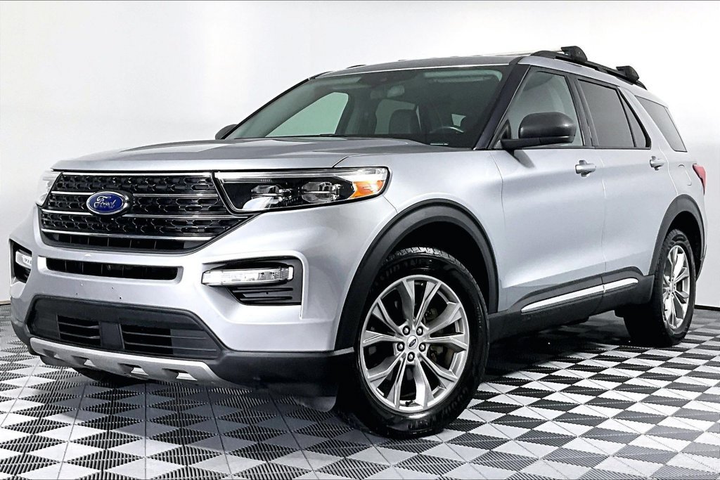 Used 2021 Ford Explorer XLT w/ Equipment Group 202A AWD/4WD image 2
