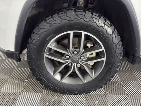 Used 2019 Jeep Grand Cherokee Limited w/ Luxury Group II image 16