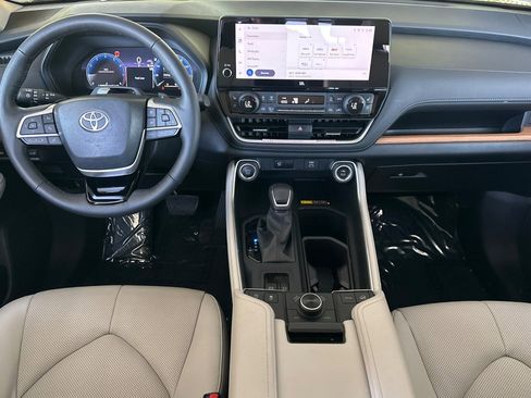 Certified 2025 Toyota Grand Highlander AWD image 17