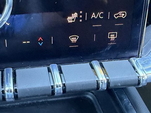 Used 2025 GMC Acadia Elevation image 24