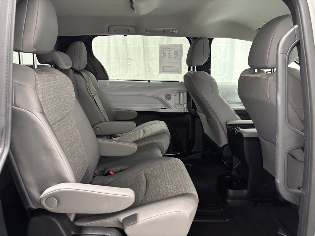Used 2026 Toyota Sienna LE FWD image 60