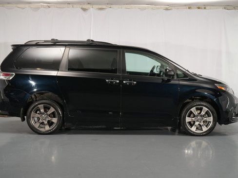 Used 2020 Toyota Sienna SE FWD image 17