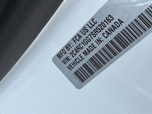 Used 2025 Chrysler Pacifica Limited image 31