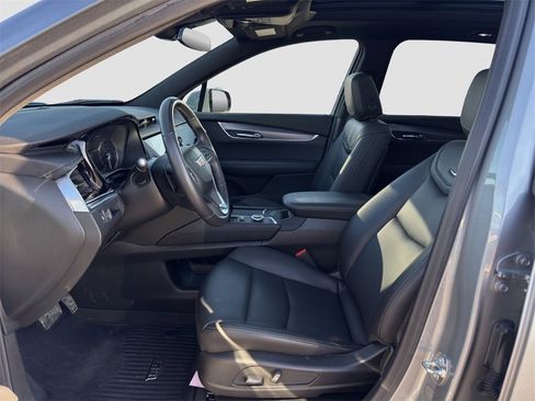 Used 2025 Cadillac XT6 Luxury image 9