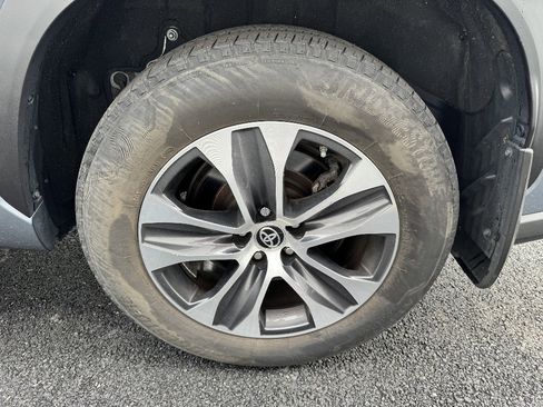 Used 2023 Toyota Highlander XLE AWD/4WD image 26