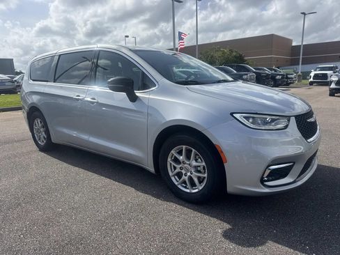Used 2024 Chrysler Pacifica Touring-L FWD image 3