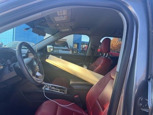 Used 2023 Ford Explorer XLT image 8