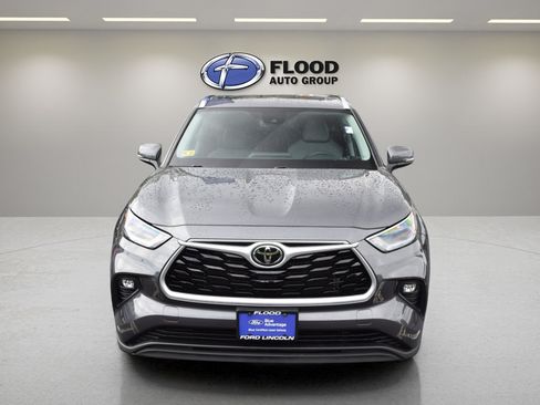 Used 2021 Toyota Highlander XLE AWD/4WD image 2