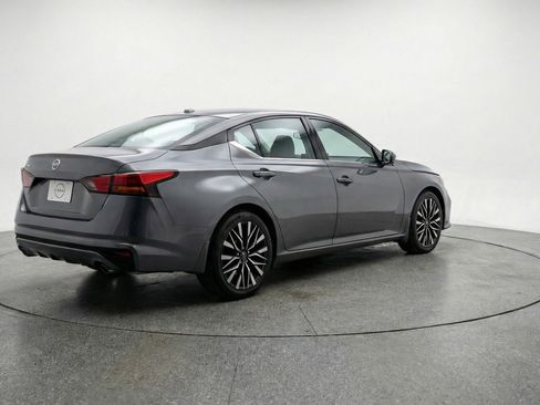 Used 2025 Nissan Altima 2.5 SV FWD image 9
