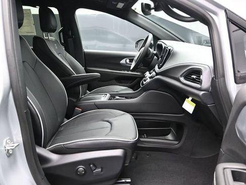 New 2026 Chrysler Pacifica Limited FWD image 17