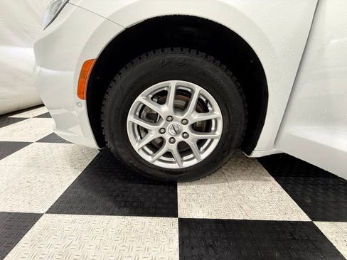 Used 2022 Chrysler Pacifica Touring-L w/ Uconnect Theater Family Group image 10