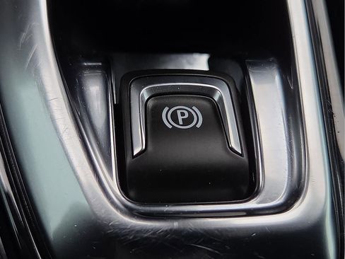 Certified 2025 Chevrolet Trax LT w/ Driver Confidence Package image 19