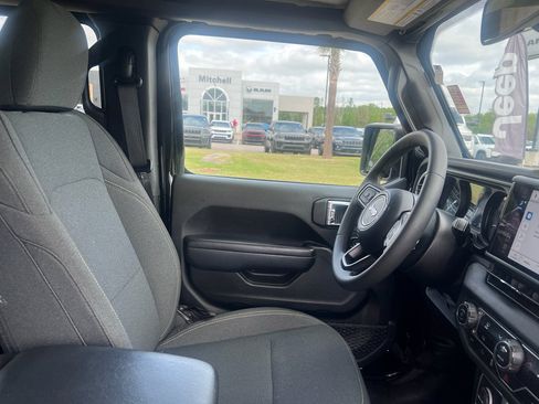 Used 2025 Jeep Wrangler Willys image 14