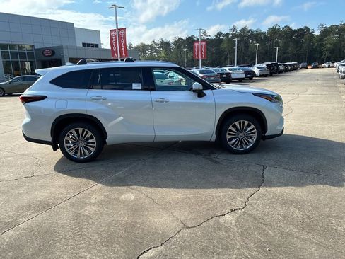 New 2026 Toyota Highlander Platinum AWD/4WD image 8