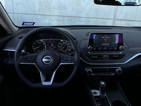 Used 2025 Nissan Altima 2.5 SV image 14