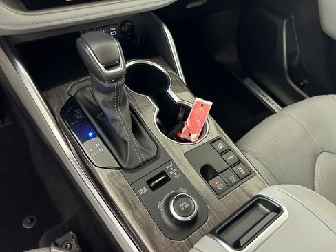 Used 2024 Toyota Highlander Limited image 21