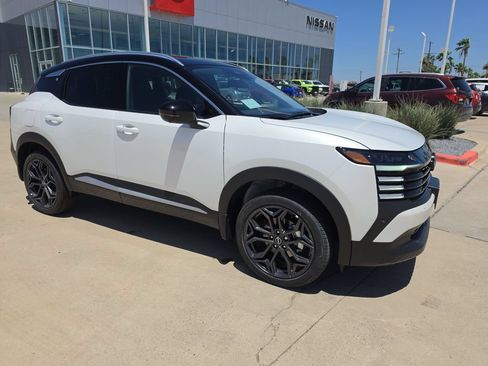 New 2026 Nissan Kicks SR w/ SR Premium Package FWD image 8