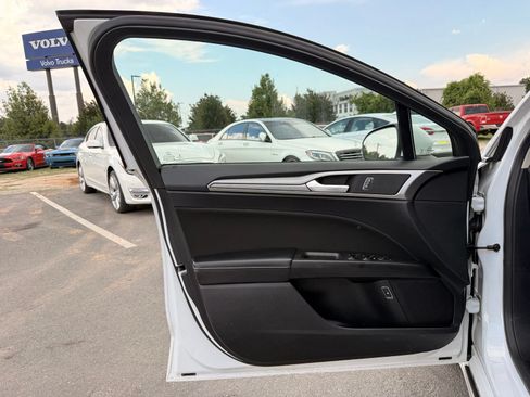Used 2019 Ford Fusion SE FWD image 10