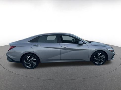 Used 2025 Hyundai Elantra SEL image 16