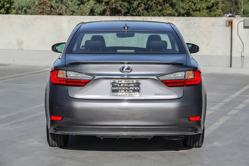Used 2017 Lexus ES 300h w/ Luxury Package FWD image 5