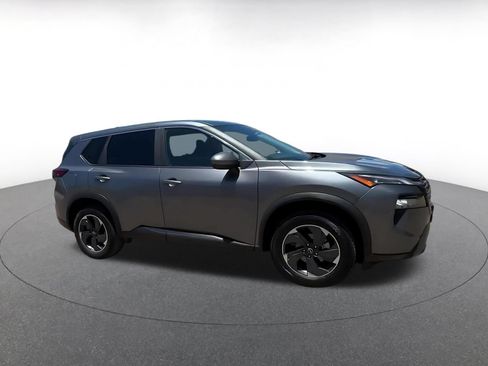 Used 2025 Nissan Rogue SV FWD image 2