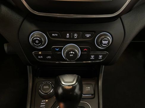 Used 2021 Jeep Cherokee Latitude Plus AWD/4WD image 32