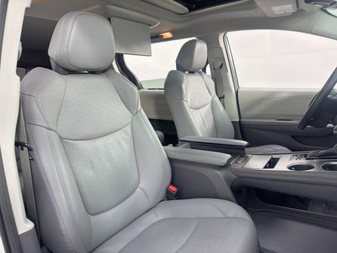 Used 2021 Toyota Sienna Limited image 41