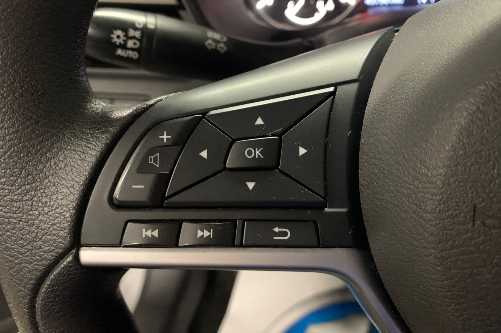 Used 2024 Nissan Altima 2.5 SV FWD image 25