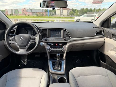 Used 2017 Hyundai Elantra SE w/ SE A/T Tech Package 03 FWD image 3