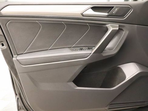 Used 2023 Volkswagen Tiguan SE w/ Panoramic Sunroof Package FWD image 17