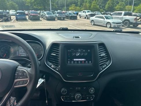Used 2019 Jeep Cherokee Latitude w/ Popular Appearance Group FWD image 24