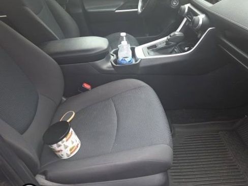 Used 2021 Toyota RAV4 LE image 5